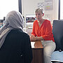 Karin Rasche (flexomed GmbH Personaldienst) mit einer potentiellen Pflegeneustarterin im Gespräch. Foto: Nadine El Moussaoui