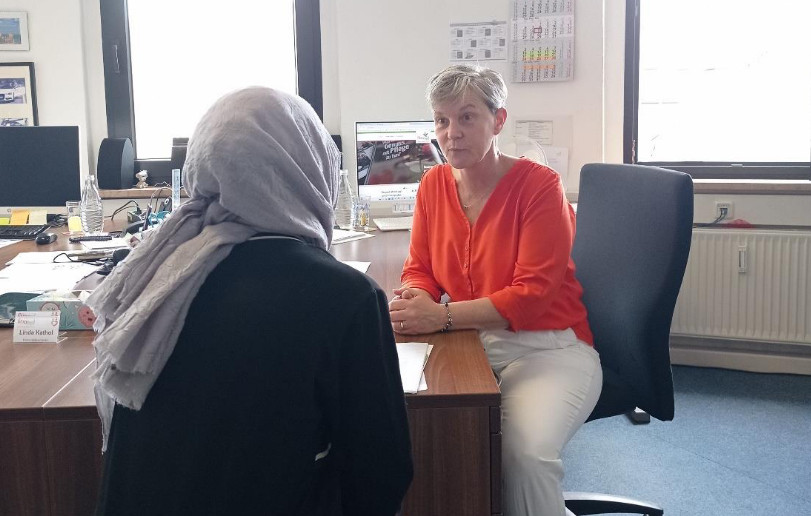 Karin Rasche (flexomed GmbH Personaldienst) mit einer potentiellen Pflegeneustarterin im Gespräch. Foto: Nadine El Moussaoui